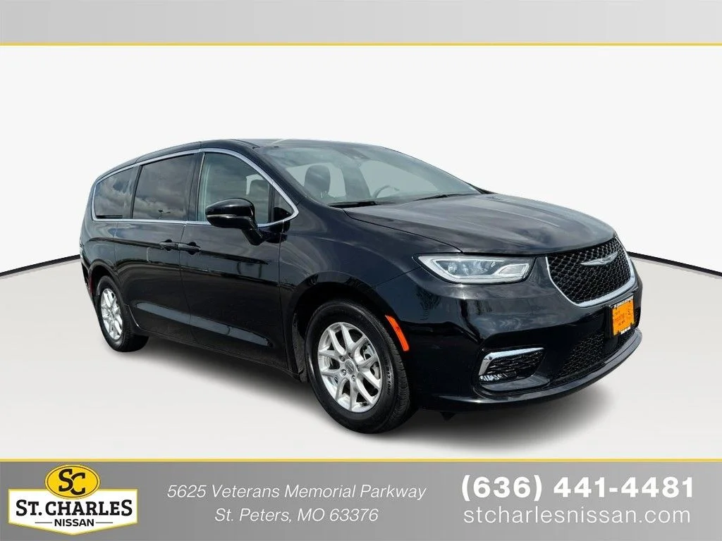 2025 Chrysler Pacifica Select's photo