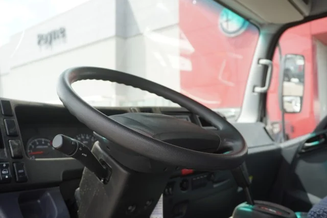 Used 2024 Arc White Chevrolet 1WT image 17