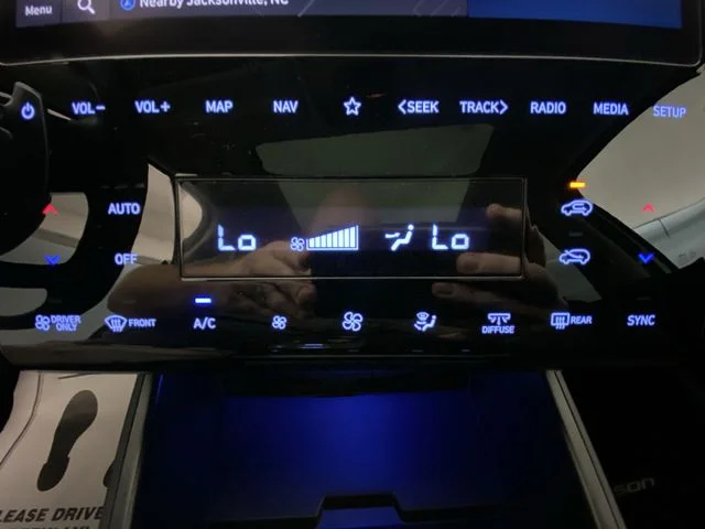 Used 2023 White Hyundai SEL Convenience image 19