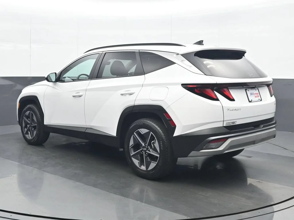 Used 2025 White Hyundai SEL image 4