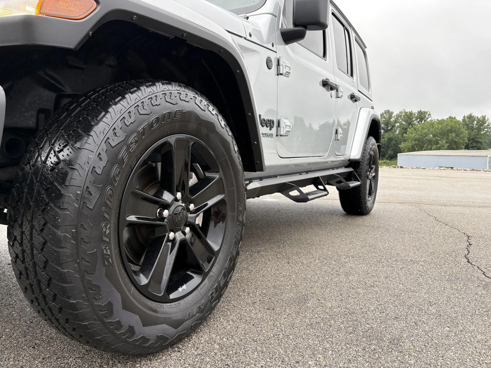 Used 2022 Silver Zynith Clearcoat Jeep Unlimited Sahara Altitude image 20