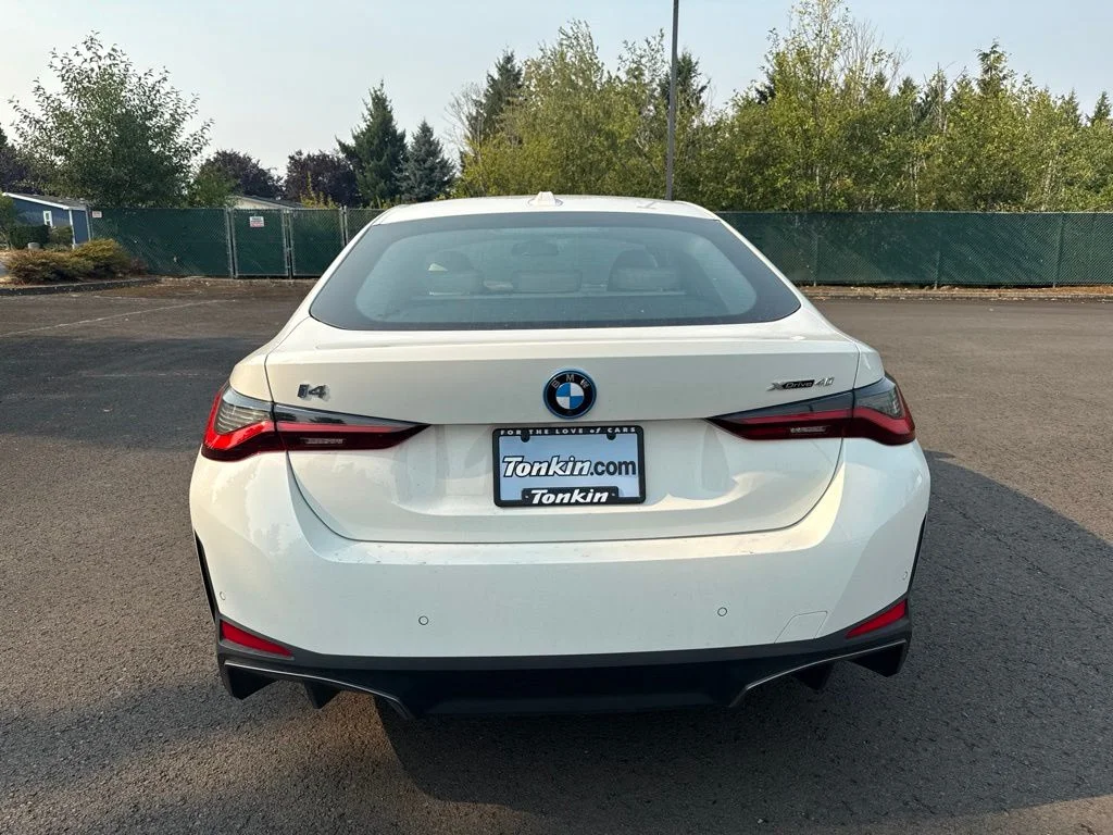 Used 2025 Alpine White BMW xDrive40 image 6