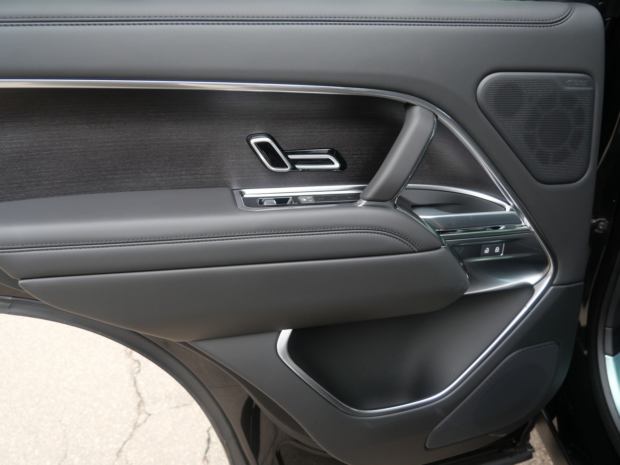 New 2026 Santorini Black Land Rover SE image 6