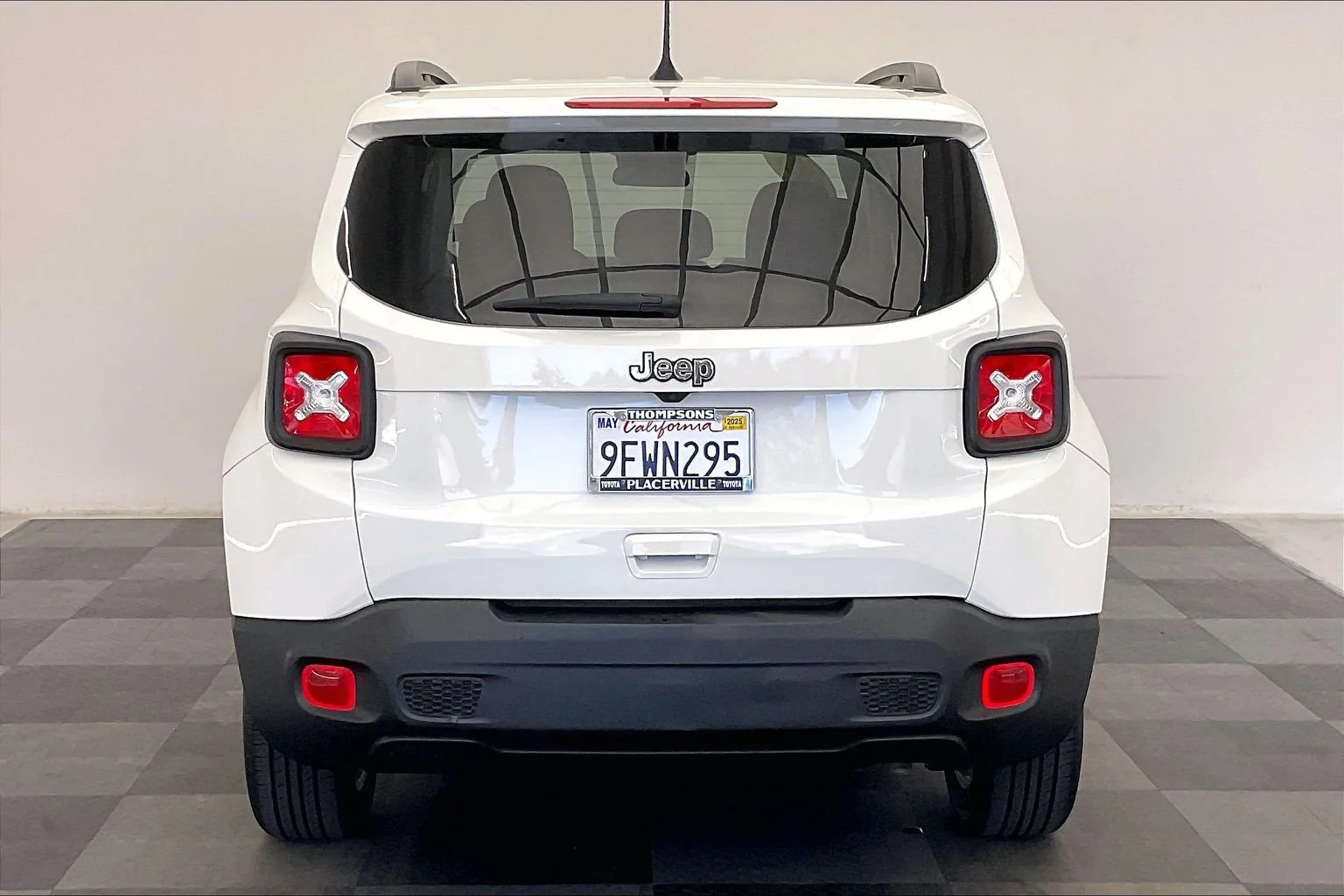 Used 2022 Alpine White Clearcoat Jeep Latitude image 3