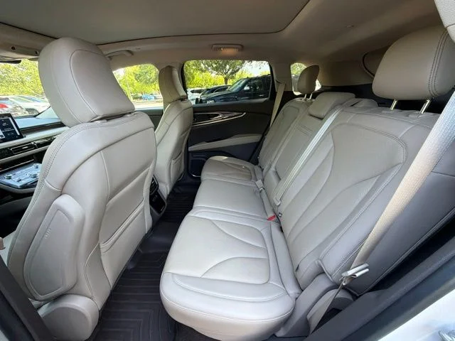 Used 2021 White Lincoln Reserve image 23