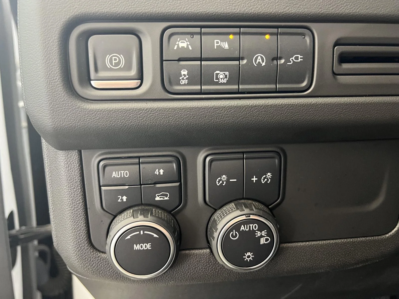 Used 2022 SUMMIT WHITE Chevrolet RST image 9
