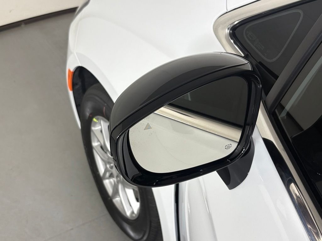 New 2027 Bright White Clear-Coat Paint Chrysler Select image 14