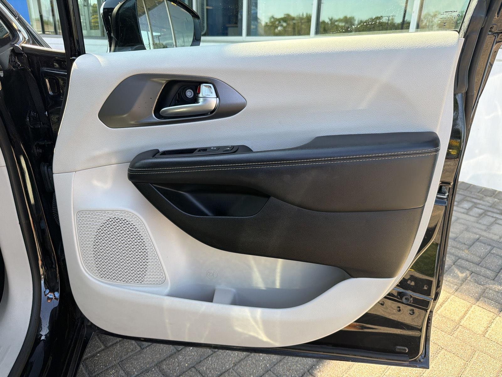 2024 Chrysler Pacifica Touring L - Photo 32