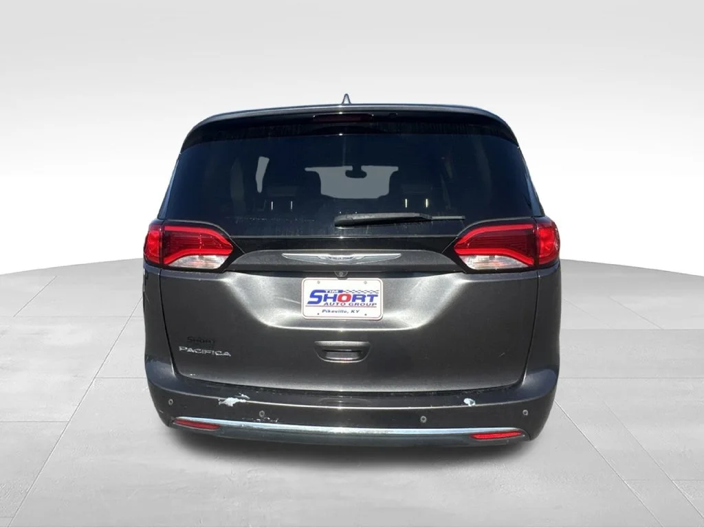 Used 2019 Gray Chrysler Touring L image 5