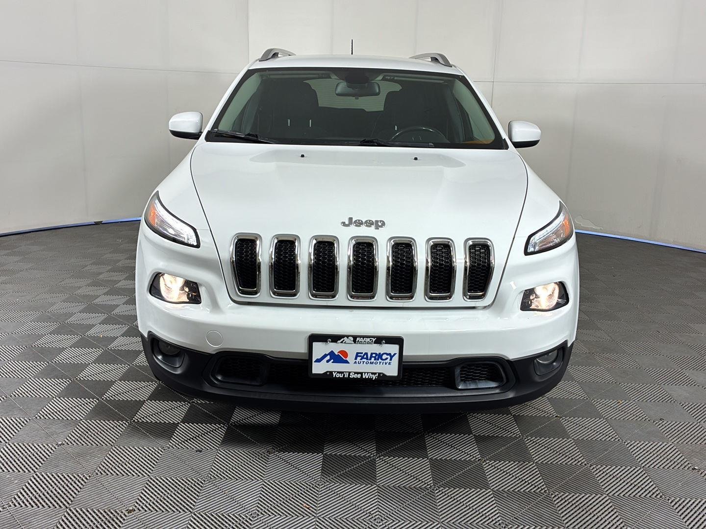 Used 2015 Bright White Clearcoat Jeep Latitude image 3