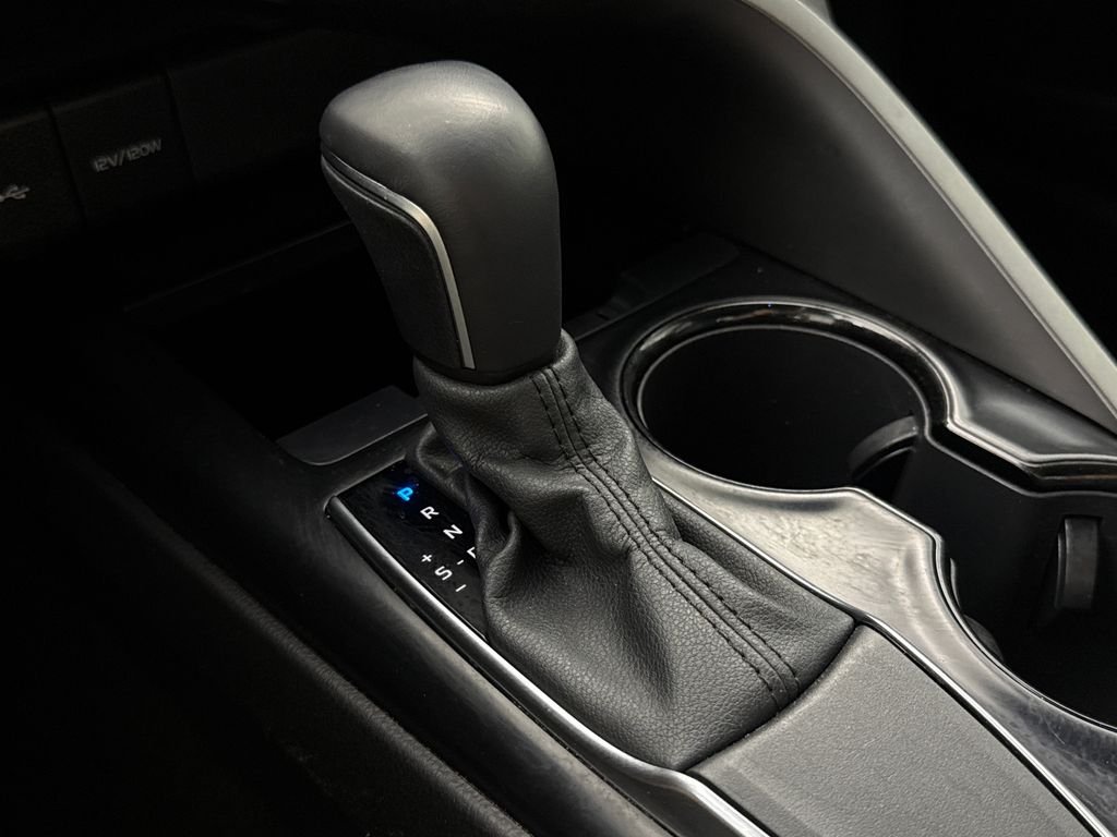 2020 Toyota Camry SE - Photo 18