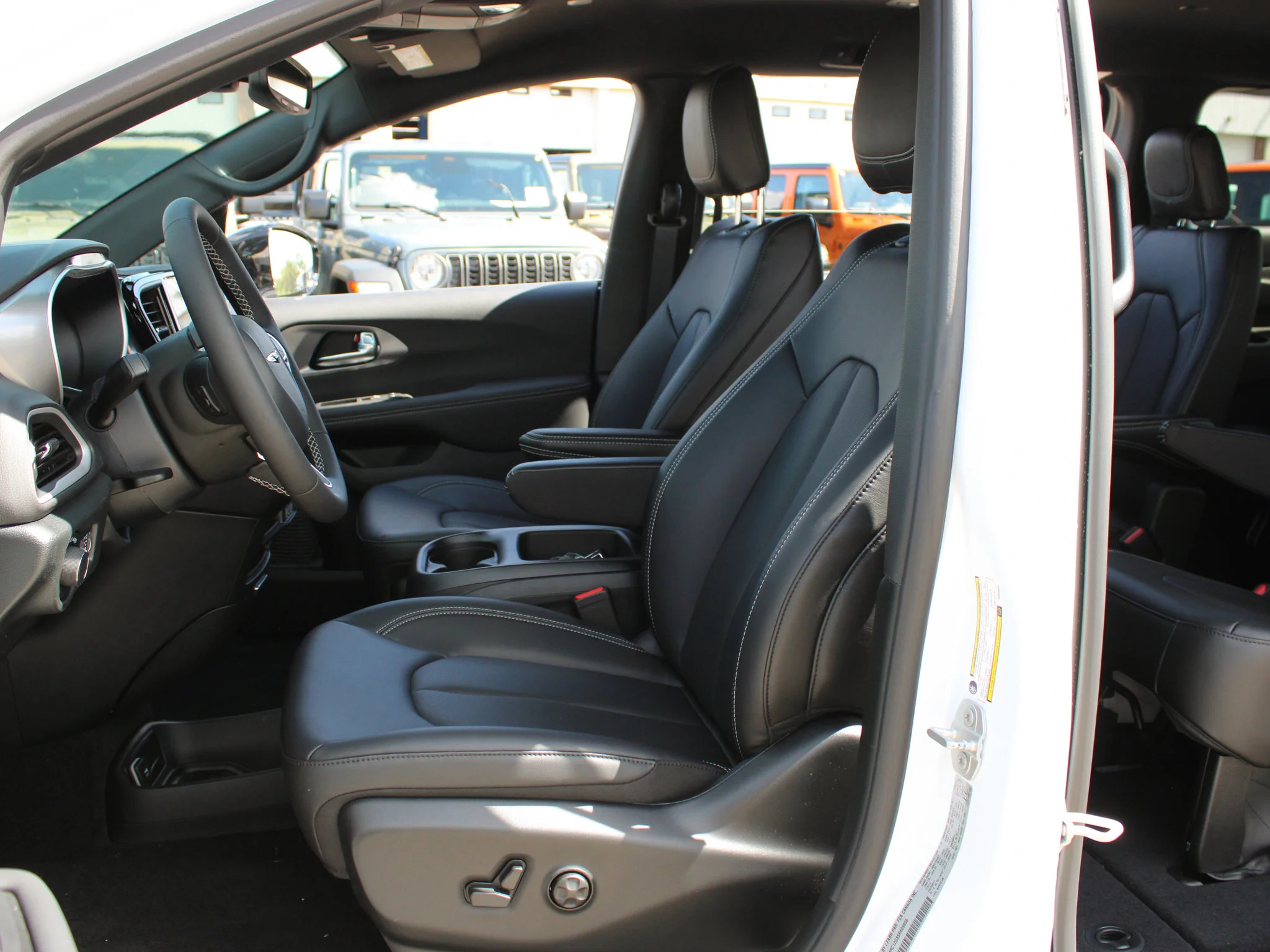 Used 2025 White Chrysler SXT*, Remote Start, Heated Leather, Lane Departure Warning image 9