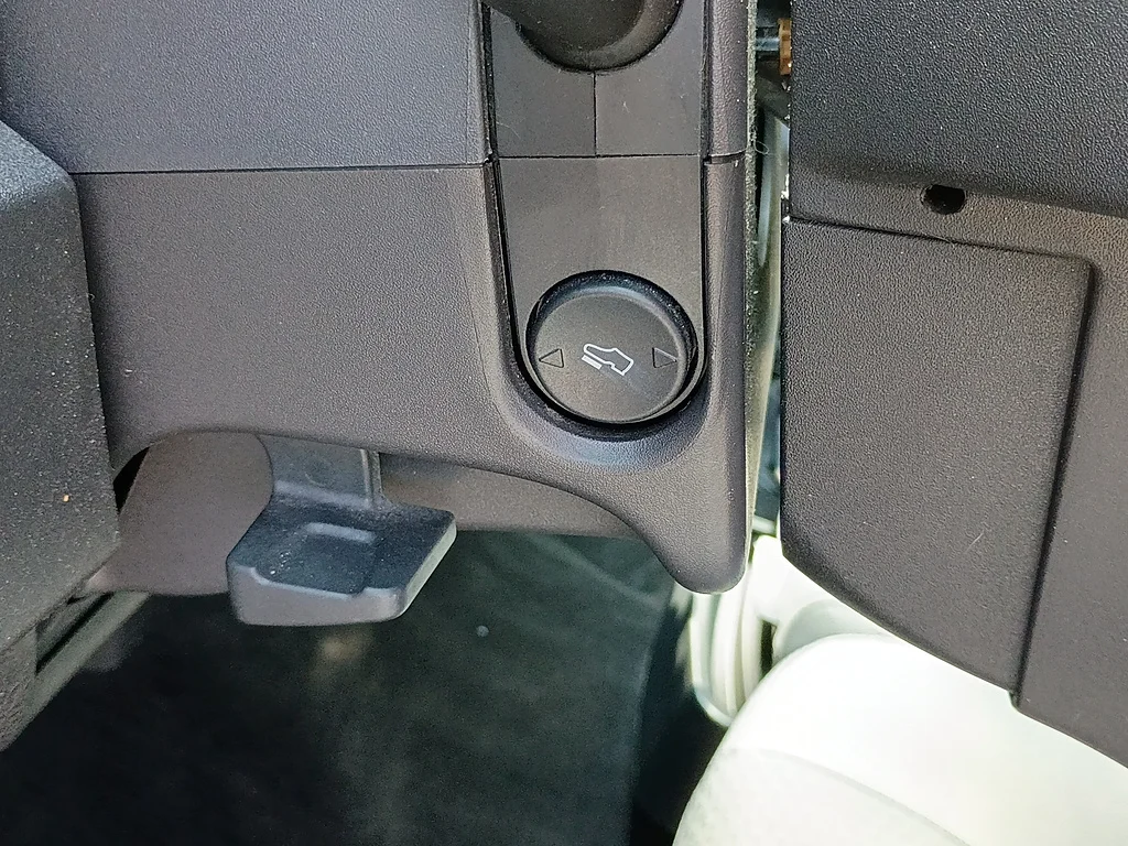 Used 2011 Ingot Silver Metallic Ford XLT image 18