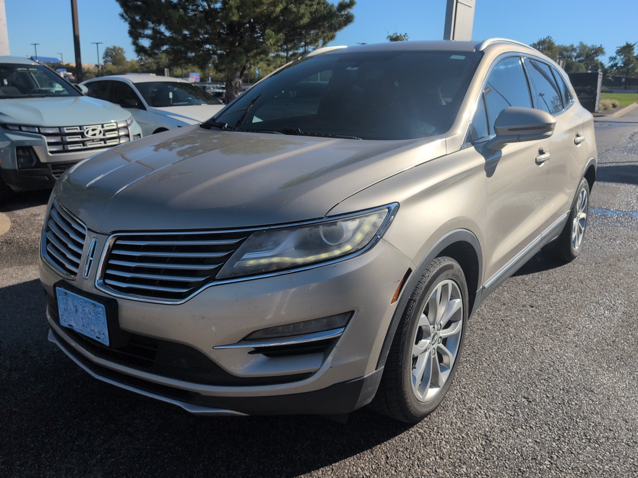 Used 2015 Champagne Lincoln Base image 5