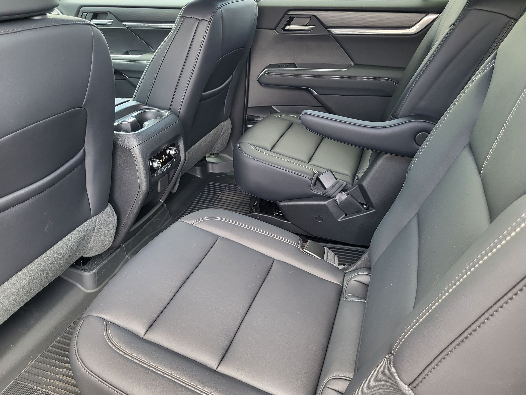 2026 GMC Acadia Elevation - Photo 11