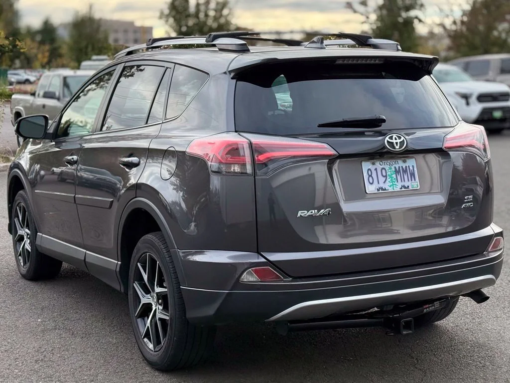 Used 2018 Magnetic Gray Metallic Toyota SE image 3