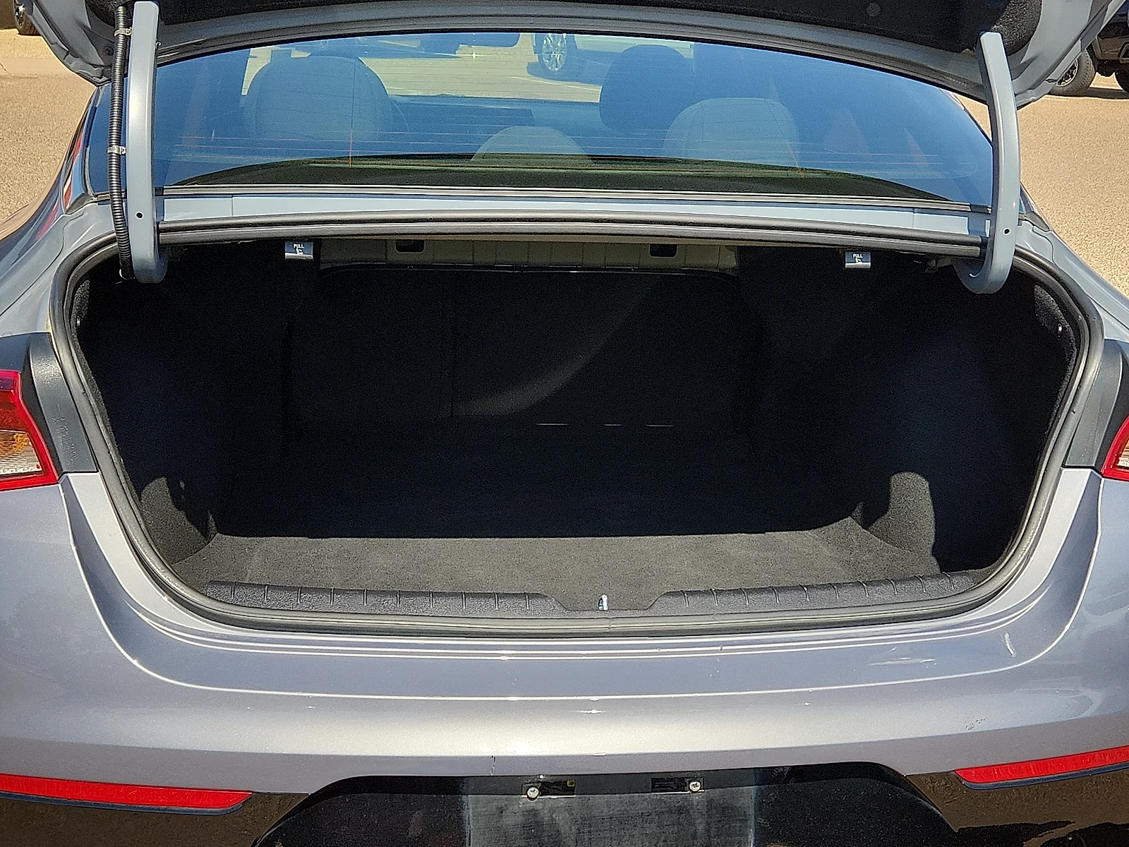 Used 2023 Silver Kia LXS image 9