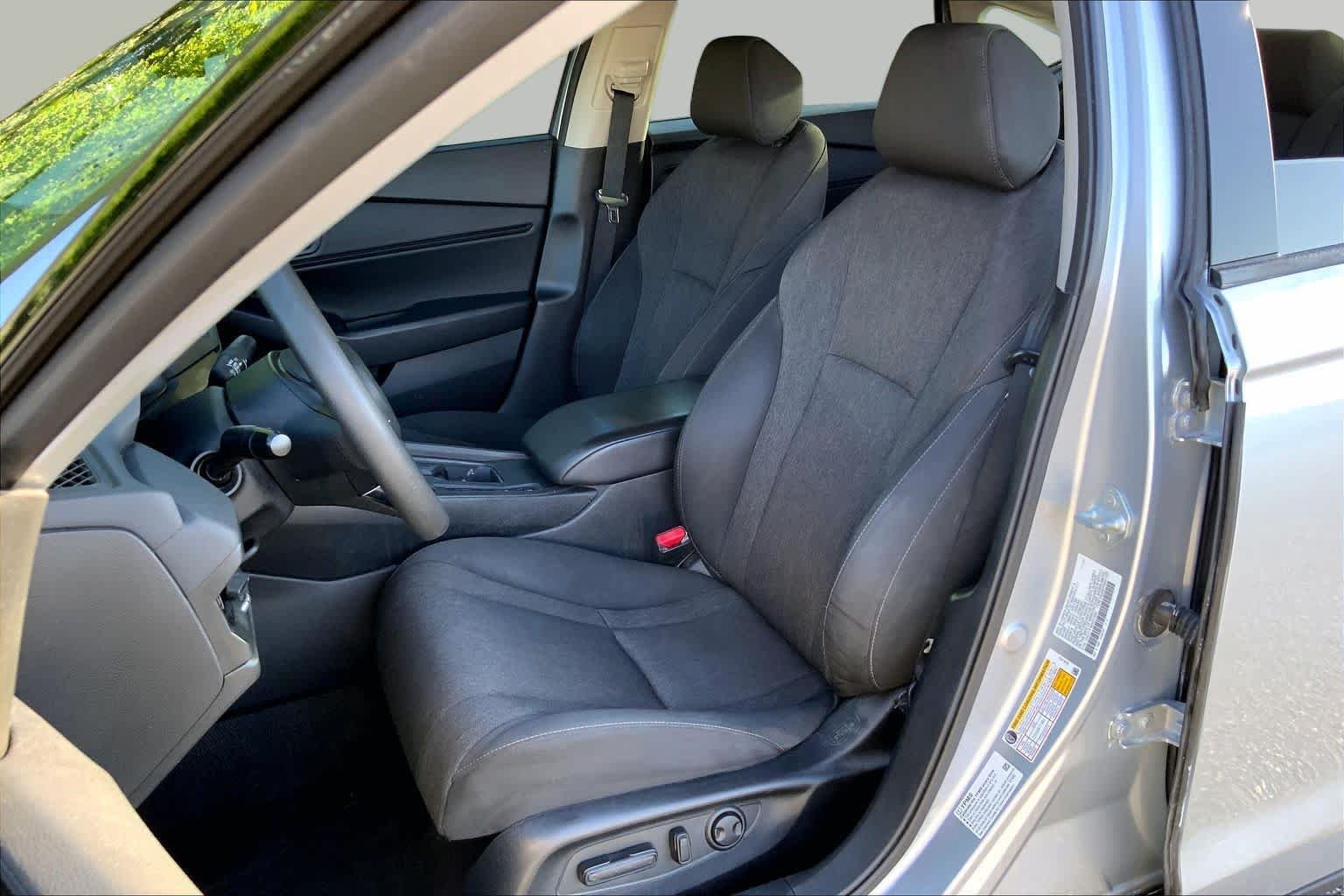 Used 2025 Solar Silver Metallic Honda SE image 8