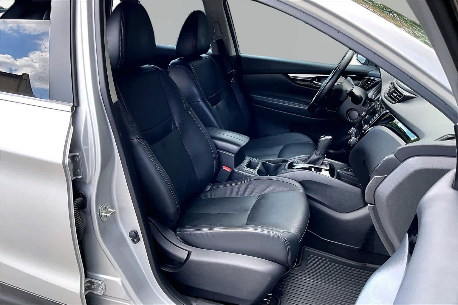 Used 2022 Brilliant Silver Metallic Nissan SL image 9
