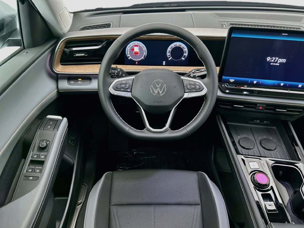 New 2027 Silver Volkswagen SE w/Technology image 10