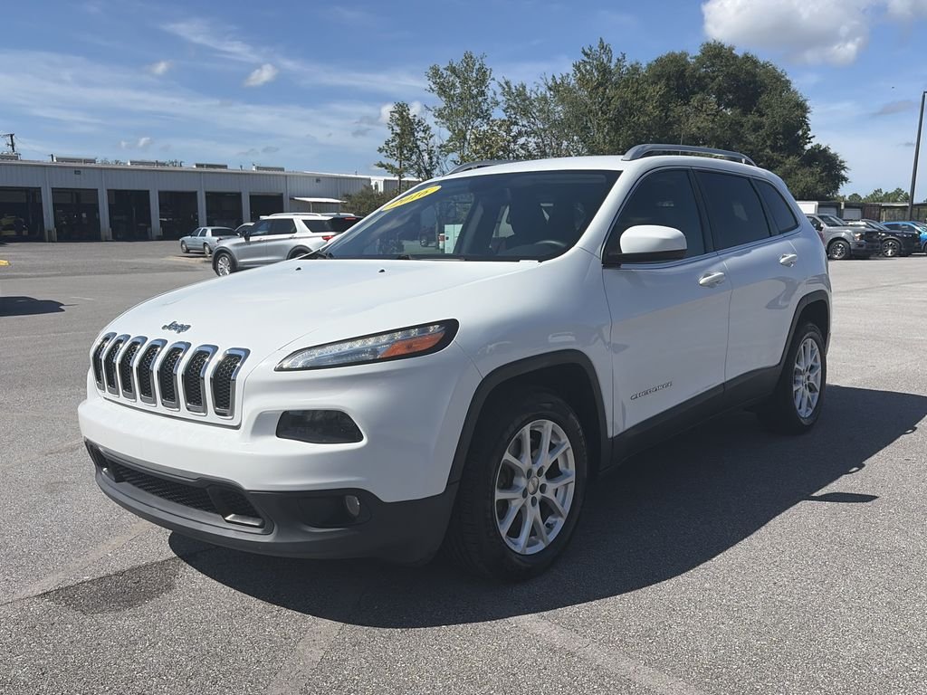 Used 2016 Bright White Clearcoat Jeep Latitude image 2