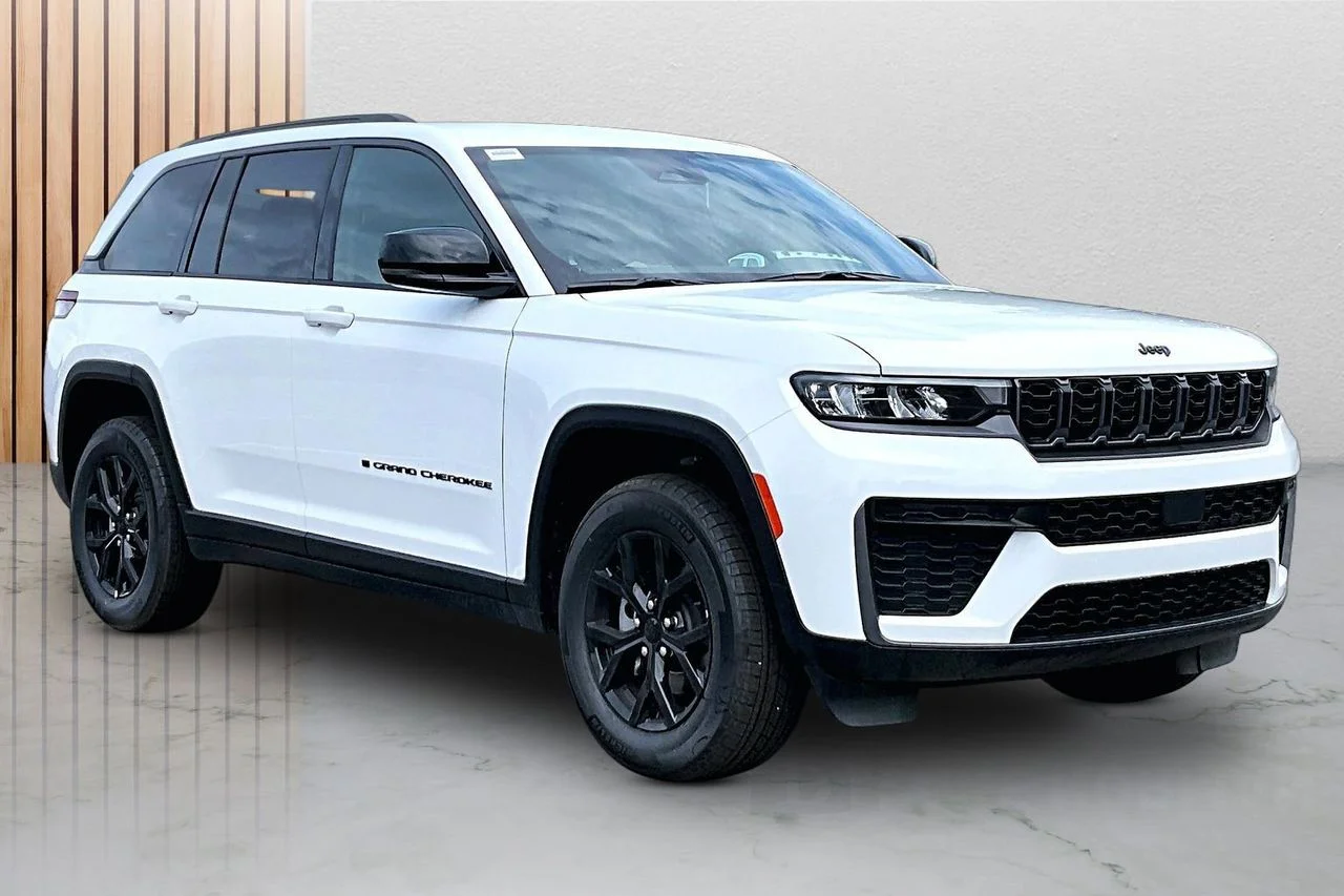 New 2026 Bright White Clear-Coat Exterior Paint Jeep Altitude image 2