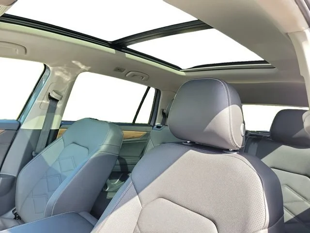 Used 2025 Gray Volkswagen 2.0T SE w/Technology image 7