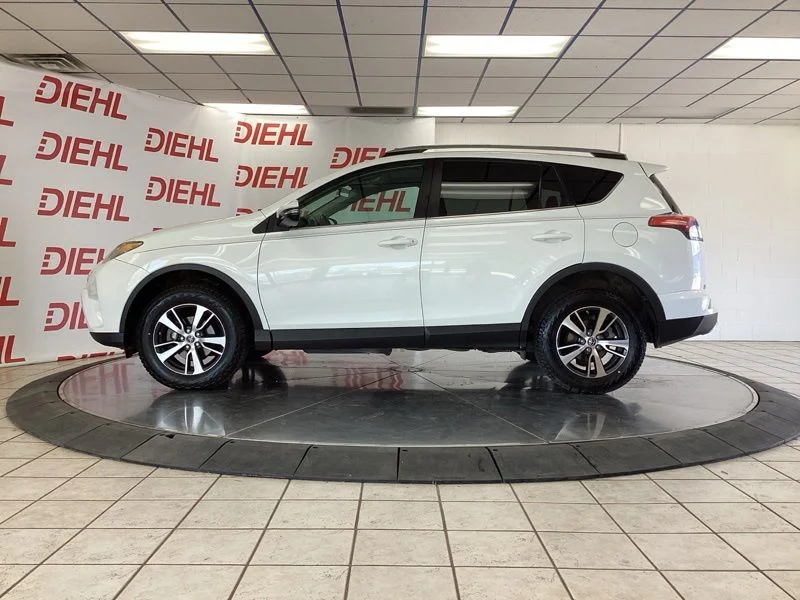 Used 2018 White Toyota XLE image 4