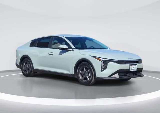 2025 Kia K4 LXS AT's photo