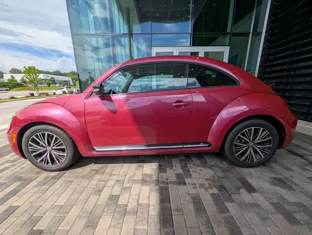Used 2017 FRESH FUCHSIA Volkswagen 1.8T S image 19