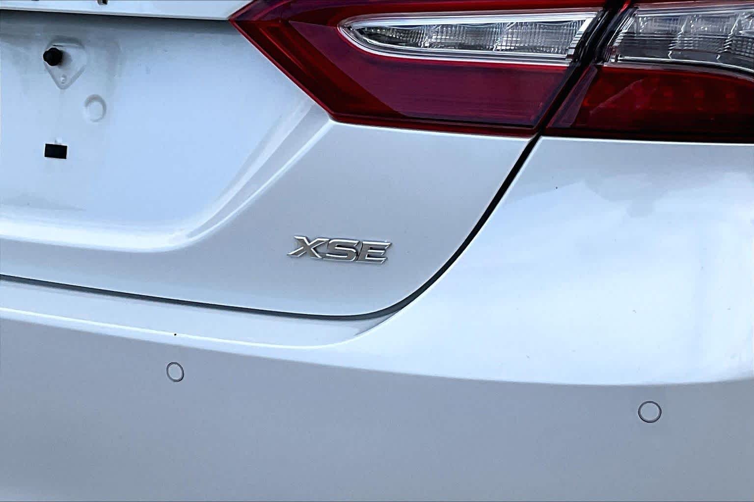 Used 2018 Wind Chill Pearl Toyota XSE V6 image 28