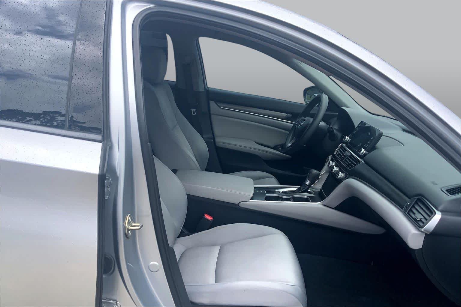 Used 2018 Lunar Silver Metallic Honda LX 1.5T image 9