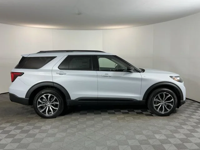 New 2026 Space White Metallic Ford ST-Line image 4