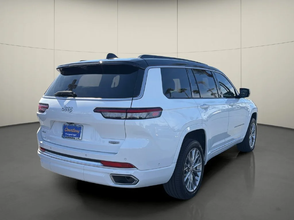Used 2025  Jeep Summit image 7