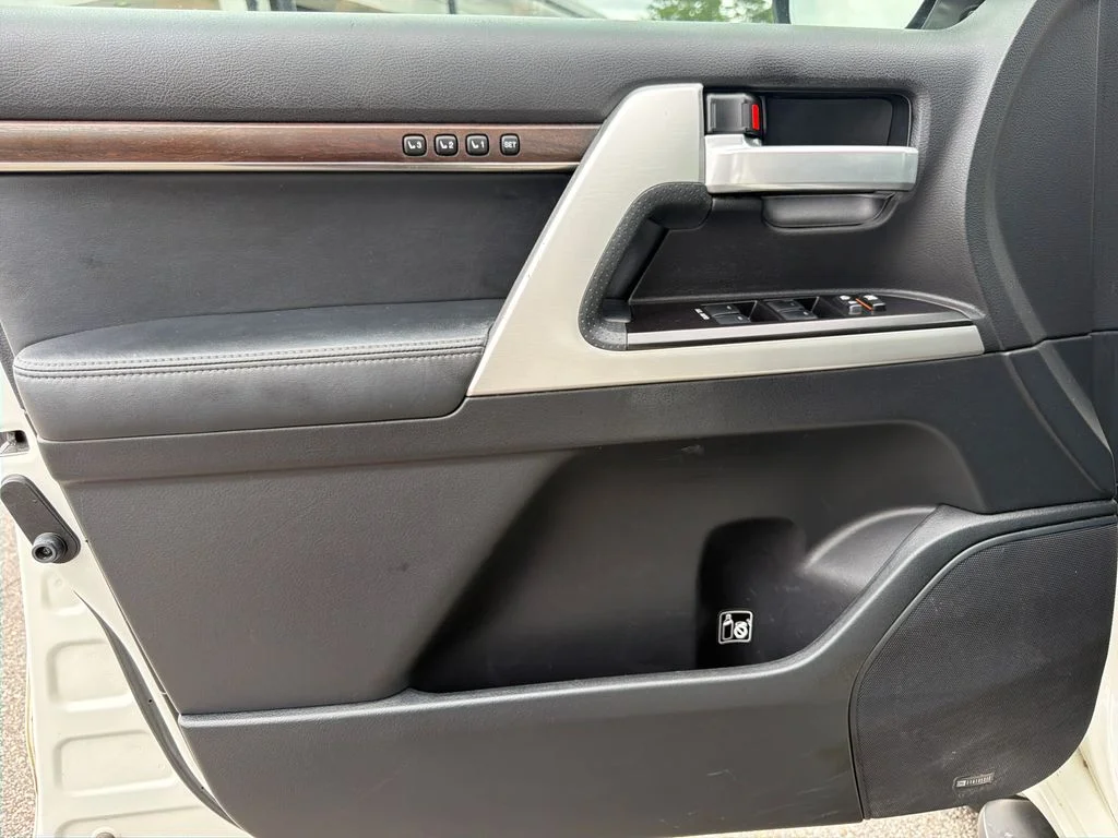 Used 2018 Blizzard Pearl Toyota  image 31