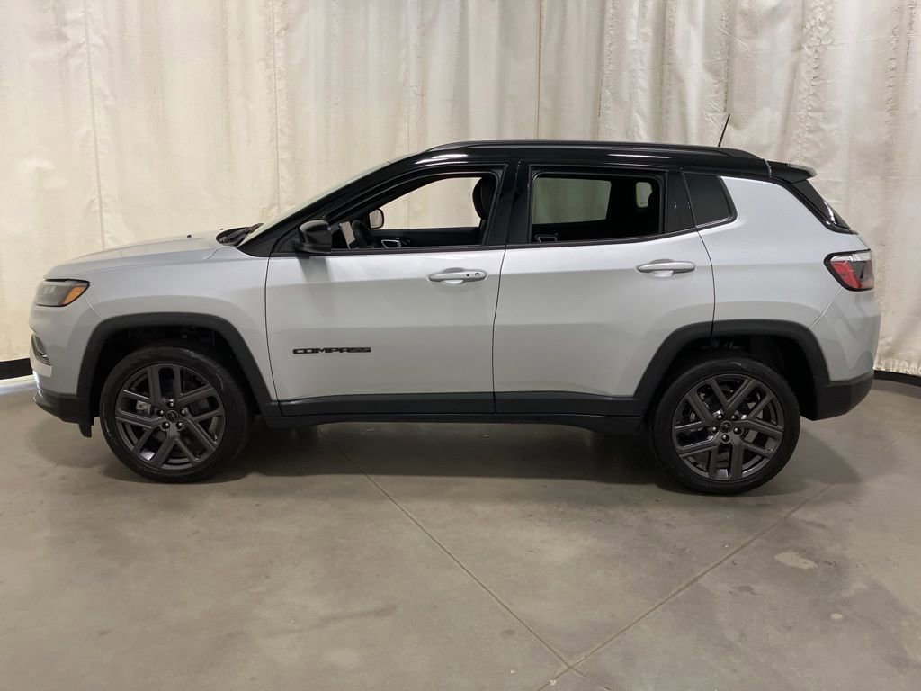 New 2026 Silver Zynith Metallic Clear-Coat Exterior Paint Jeep Limited Altitude image 17