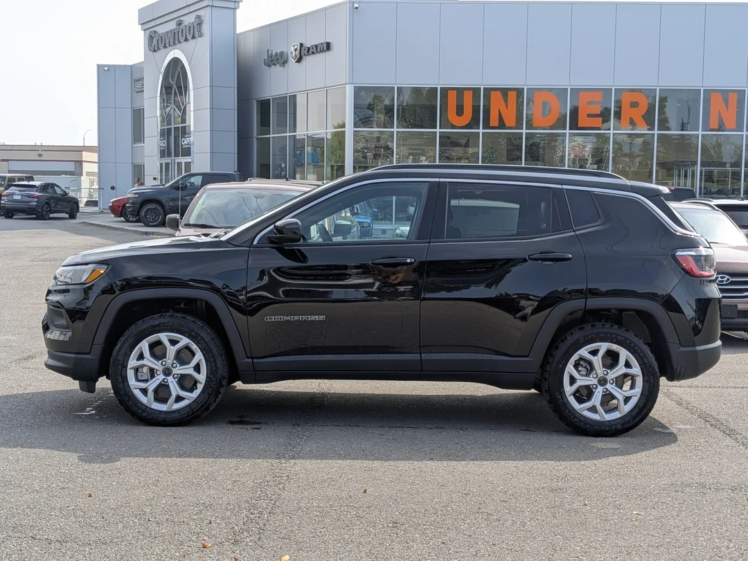 New 2025 Black Jeep North - - 4X4 - 4.99% O.A.C - Heated seats - Forward Collision Warning & More! image 5