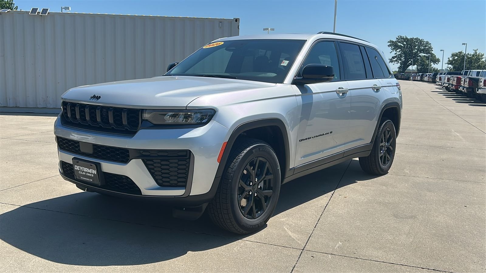 New 2026 Silver Zynith Exterior Paint Jeep Altitude image 8