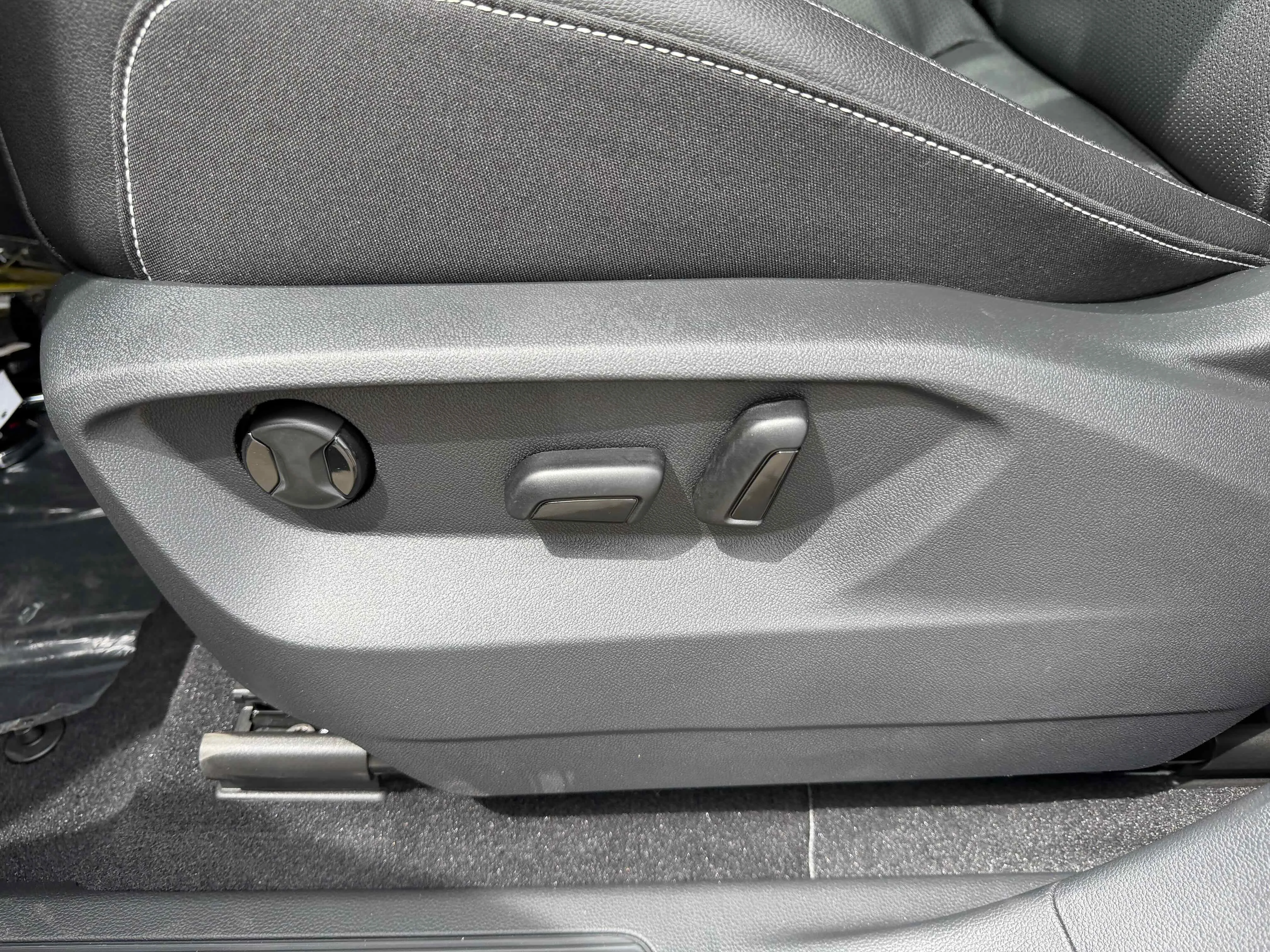 New 2026 Opal White Volkswagen 2.0T SE image 14