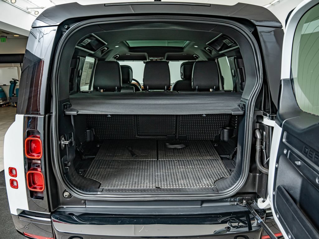 Used 2024 White Land Rover X-Dynamic SE image 38