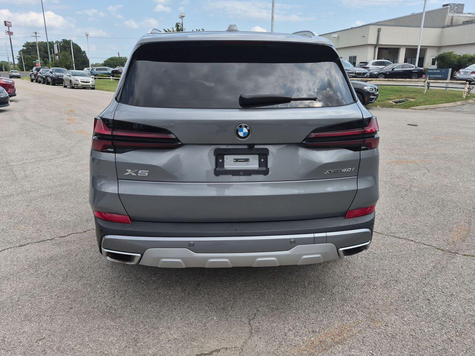 Used 2025 Skyscraper Grey Metallic BMW xDrive40i image 4