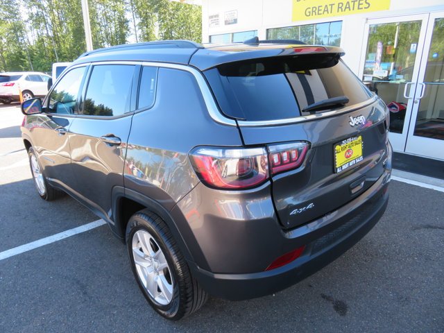Used 2022 Granite Crystal Metallic Clearcoat Jeep Latitude image 3