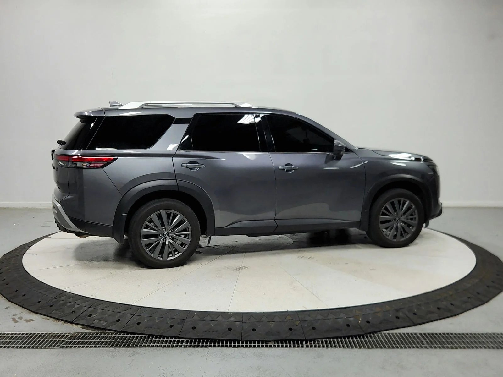 Used 2025 Gray Nissan SL image 9