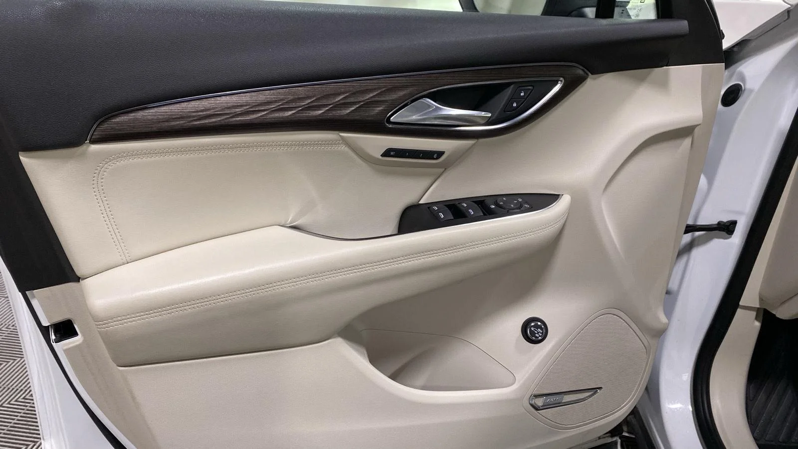 Used 2023 White Frost Tricoat Buick Avenir image 28