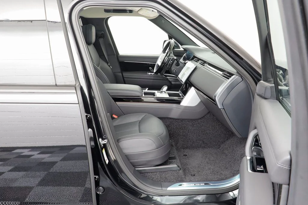 New 2025 Black Land Rover SE LWB 7 Passenger image 21
