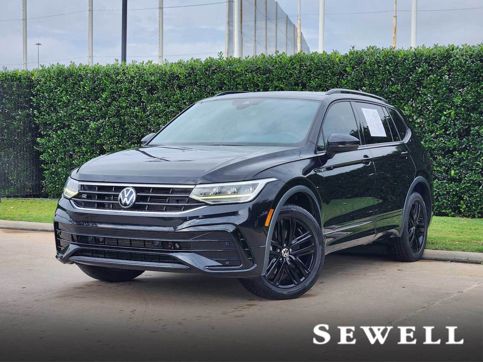 2022 Volkswagen Tiguan 2.0T SE R-Line Black's photo