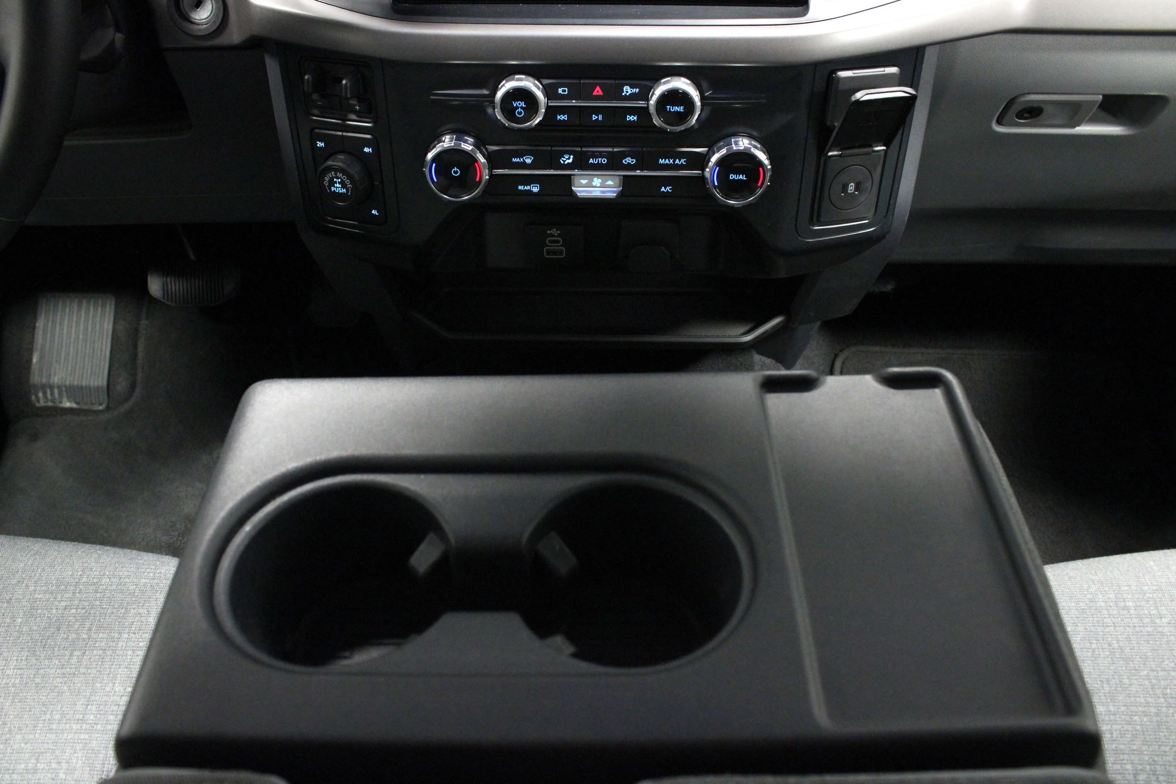Used 2025 Agate Black Metallic Ford XLT image 21