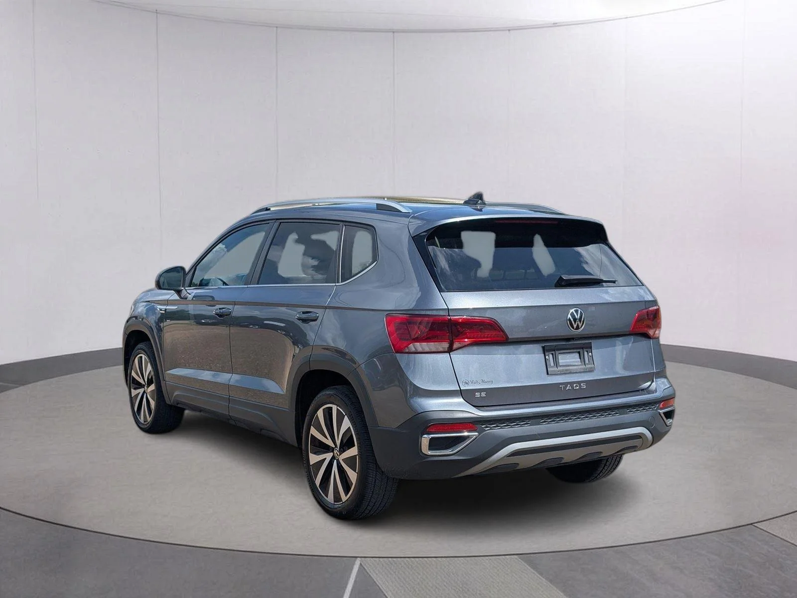 Used 2024 GRAY Volkswagen SE image 3