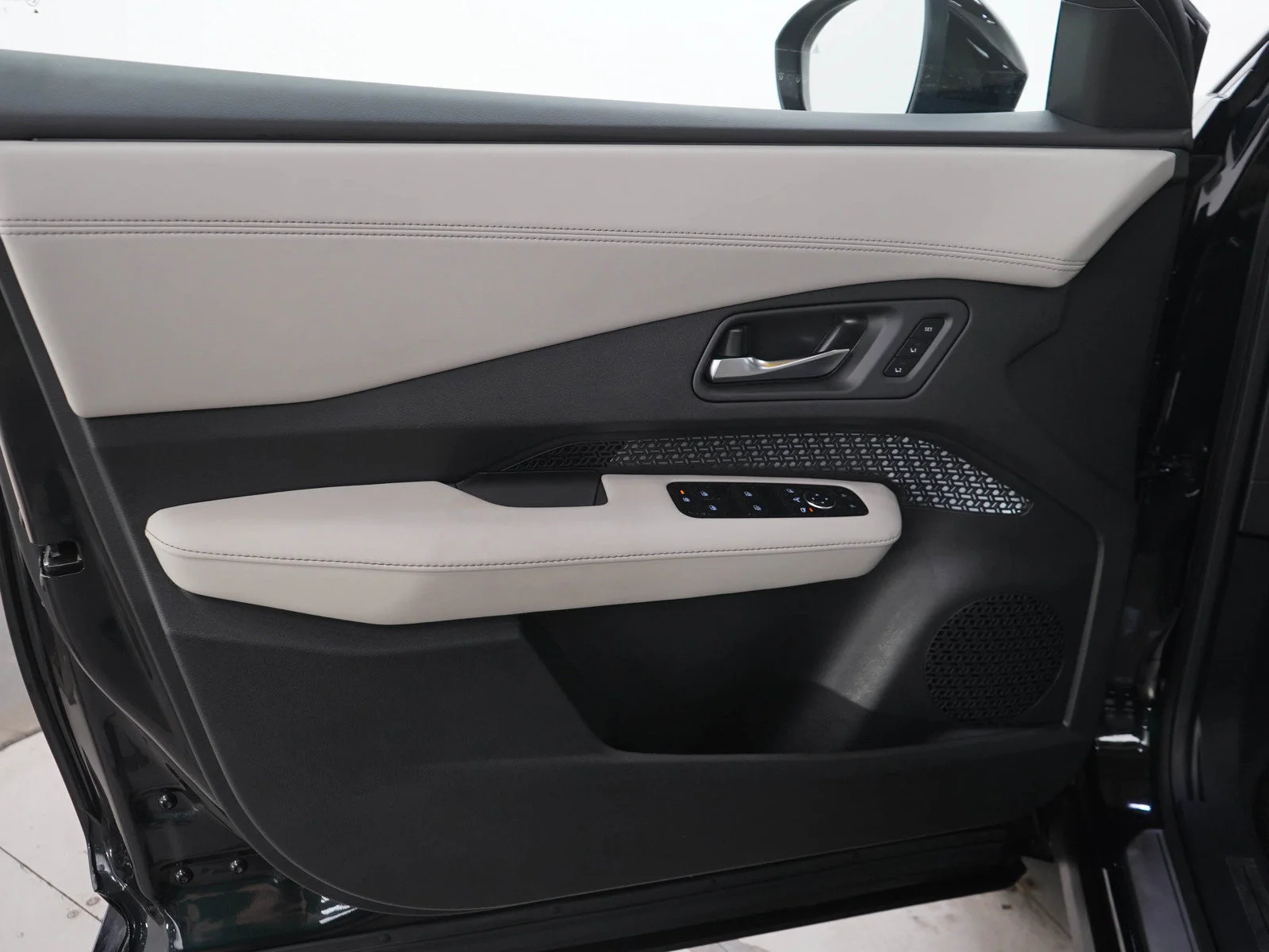 Used 2024 Northern Lights Metallic Nissan EVOLVE+ image 21