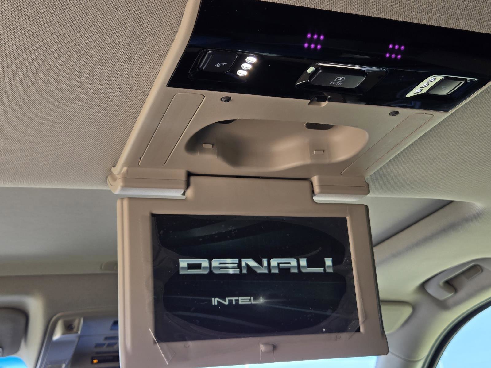 Used 2017 White Frost Tricoat GMC Denali image 37